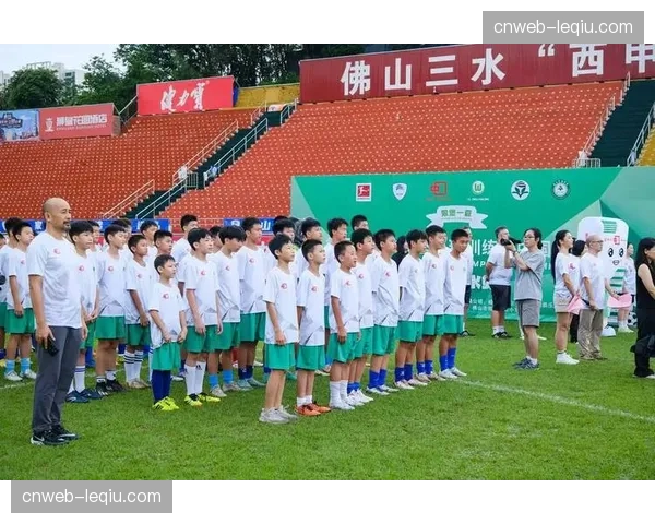 欧足联基金会携手俱乐部，在决赛城市开展青少年足球公益活动